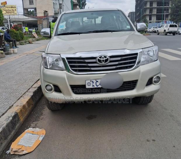 Toyota Hilux 2013 Gold