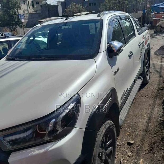 Toyota Hilux 2022 White