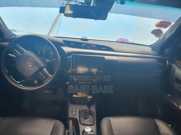 Toyota Hilux 2022 White
