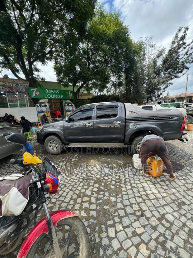 Toyota Hilux 2014 Gray