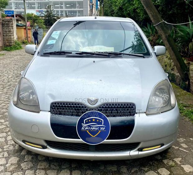 Toyota Vitz 2001 Silver