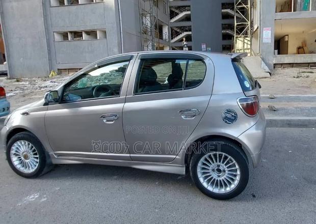 Toyota Vitz 2001 Gray