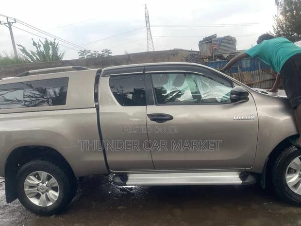Toyota Hilux 2017 Gray