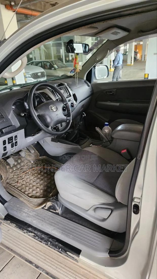 Toyota Hilux 2010 Silver