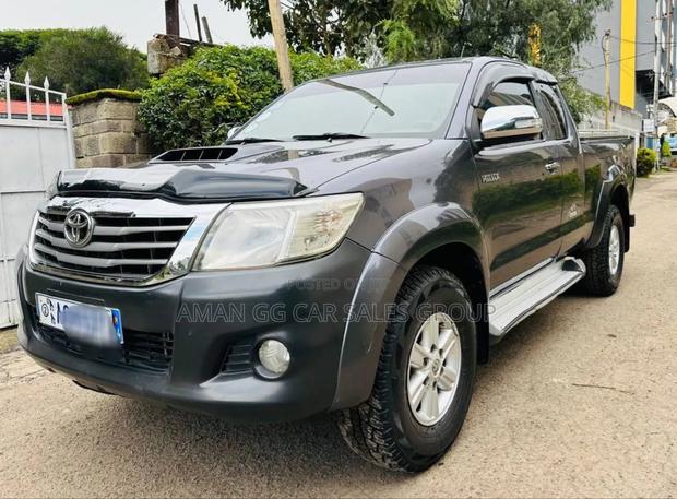 Toyota Hilux 2013 Blue