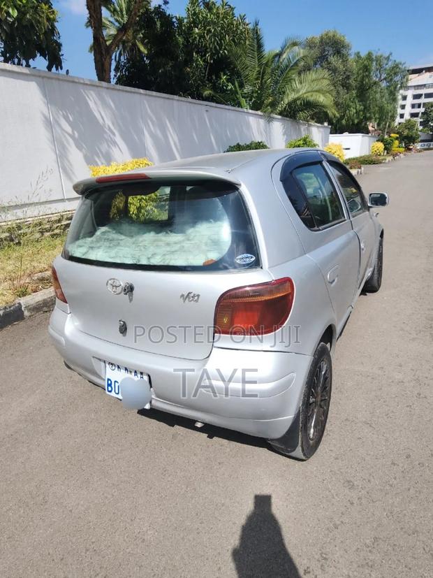 Toyota Vitz 2002 Silver