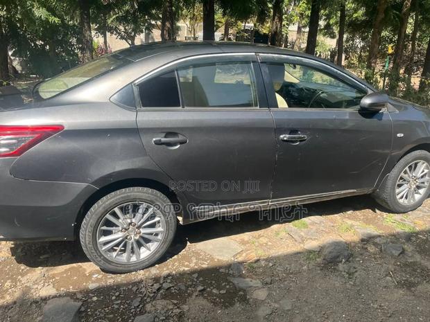 Toyota Yaris 2016 Gray