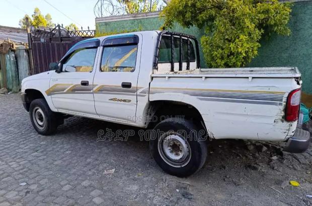 Toyota Hilux 2003 White