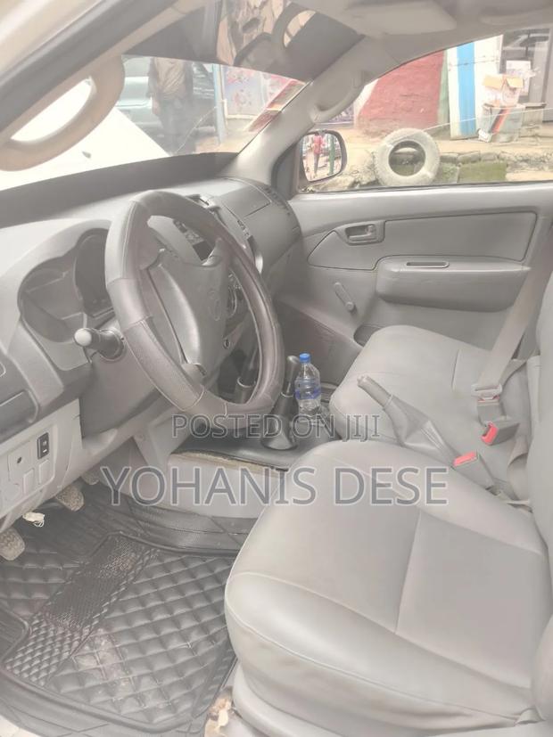 Toyota Hilux 2011 White