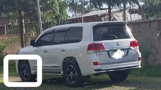 Toyota Land Cruiser 2011 White