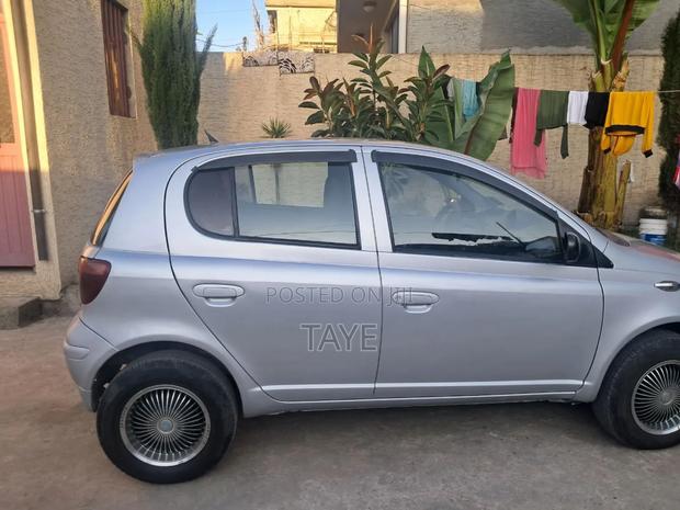 Toyota Vitz 2004 Silver