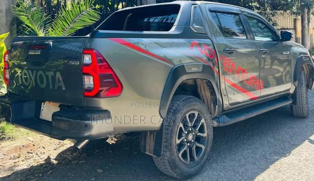 Toyota Hilux 2022 Gray
