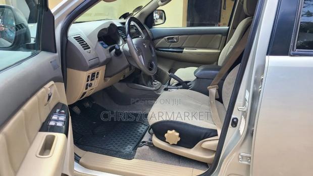 Toyota Fortuner 2.7 AWD 2012 Gold