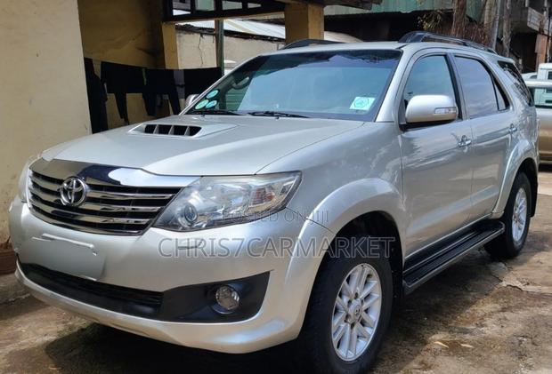 Toyota Fortuner 2.7 AWD 2012 Gold