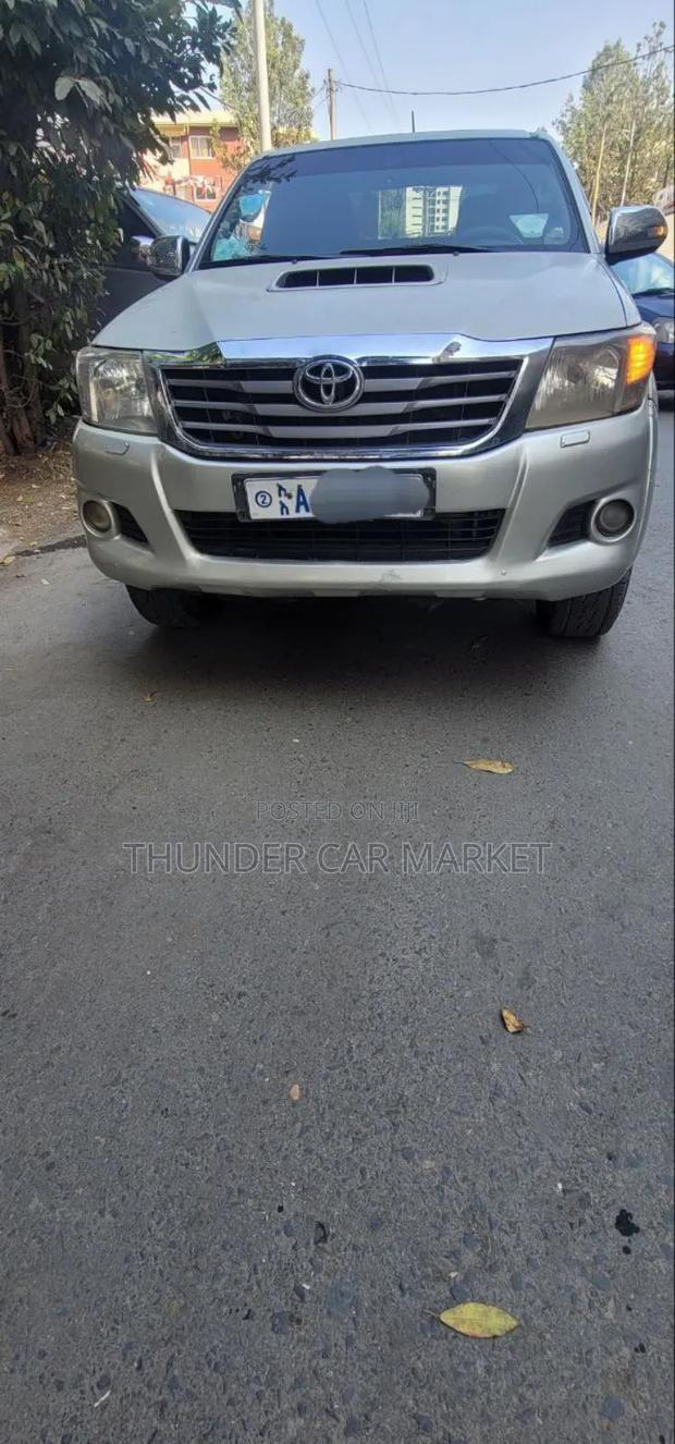Toyota Hilux 2013 Gold