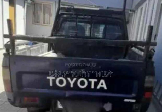 Toyota Hilux 2000 Blue