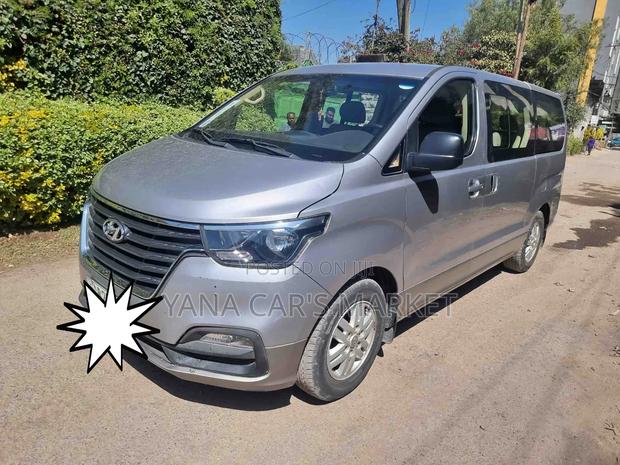 Hyundai Staria 2022 Gray