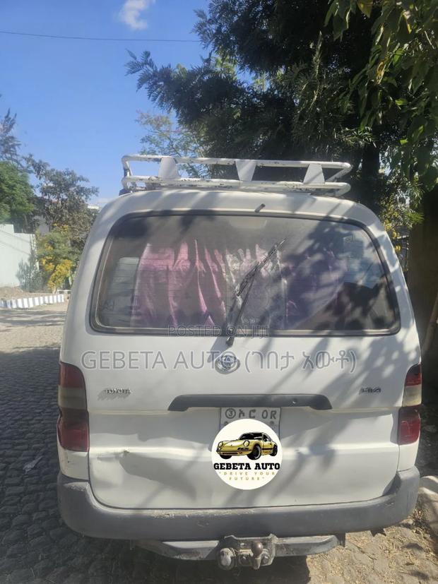 Toyota HiAce Siyaya 2004 White