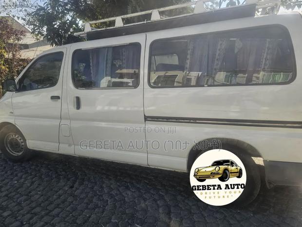 Toyota HiAce Siyaya 2004 White