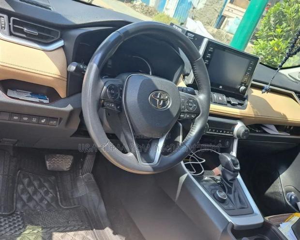 Toyota RAV4 2021 Green