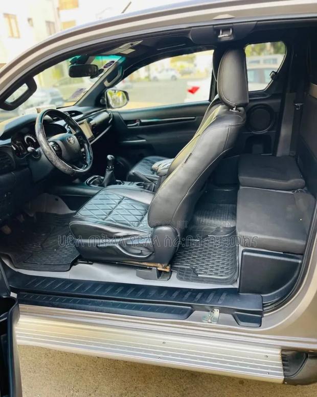 Toyota Hilux 2020 Silver