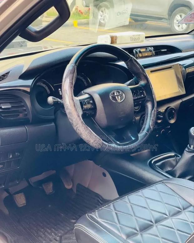 Toyota Hilux 2020 Silver