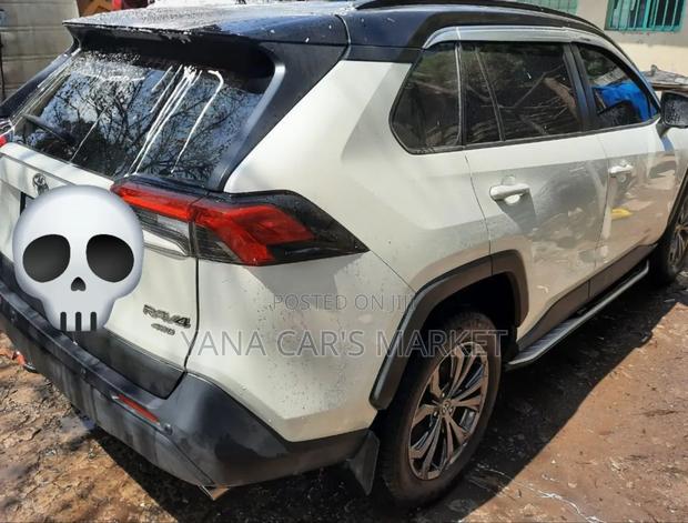 Toyota RAV4 2022 White