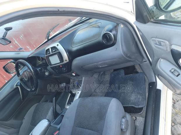 Toyota RAV4 2002 White