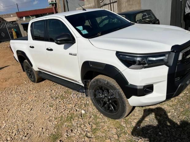 Toyota Hilux 2021 White