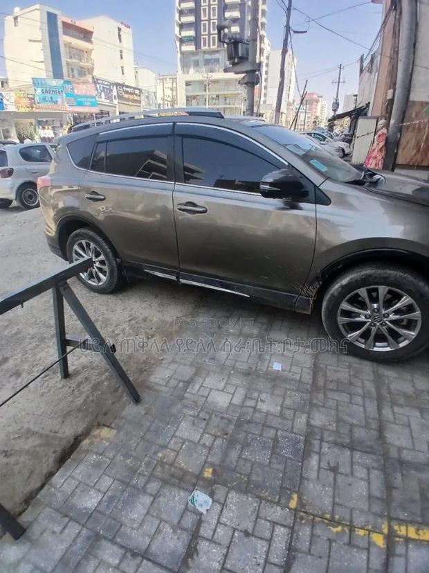 Toyota RAV4 2017 Gold