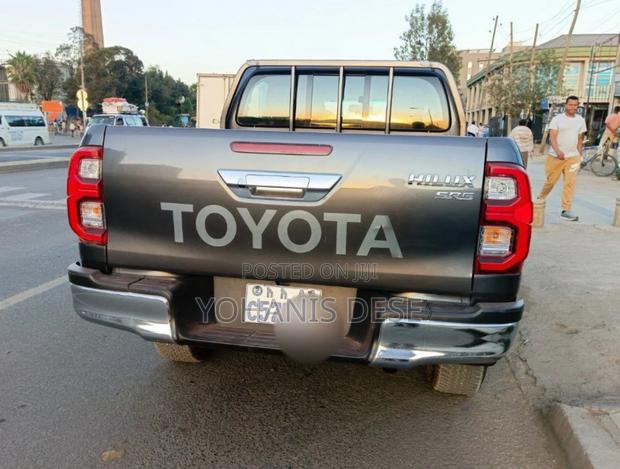 Toyota Hilux 2022 Blue