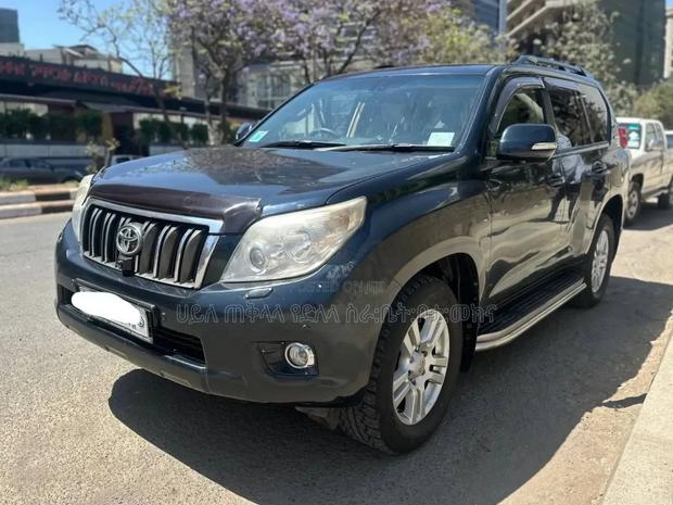 Toyota Land Cruiser Prado 2012 Gray