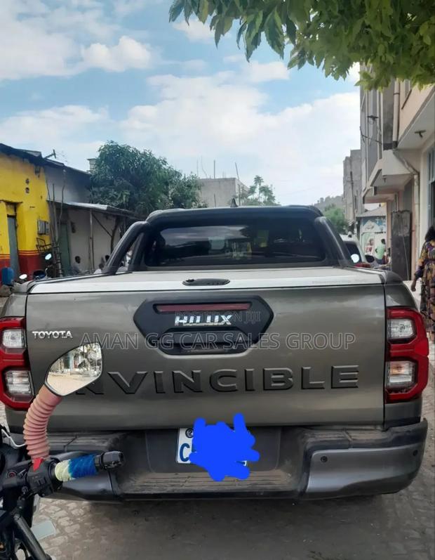 Toyota Hilux 2023 Gray