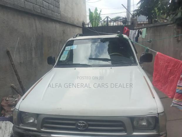Toyota Hilux 2000 White