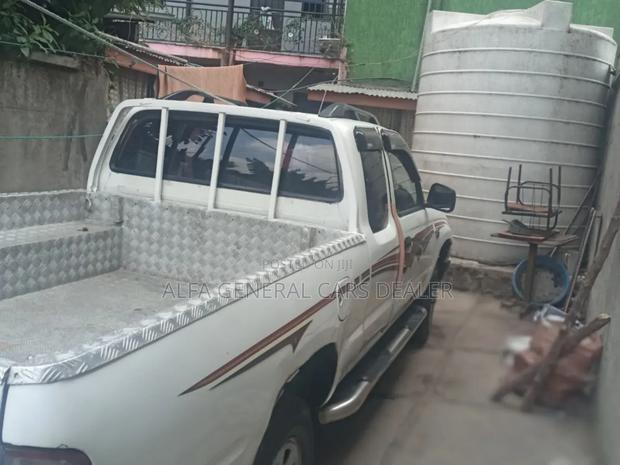 Toyota Hilux 2000 White