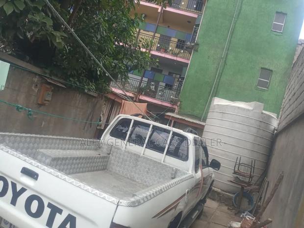Toyota Hilux 2000 White
