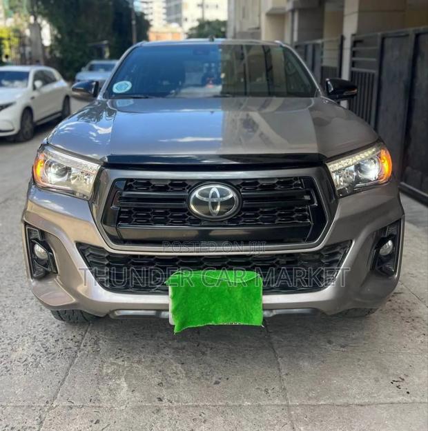 Toyota Hilux 2020 Gray