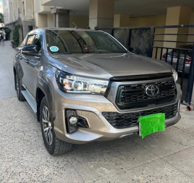 Toyota Hilux 2020 Gray
