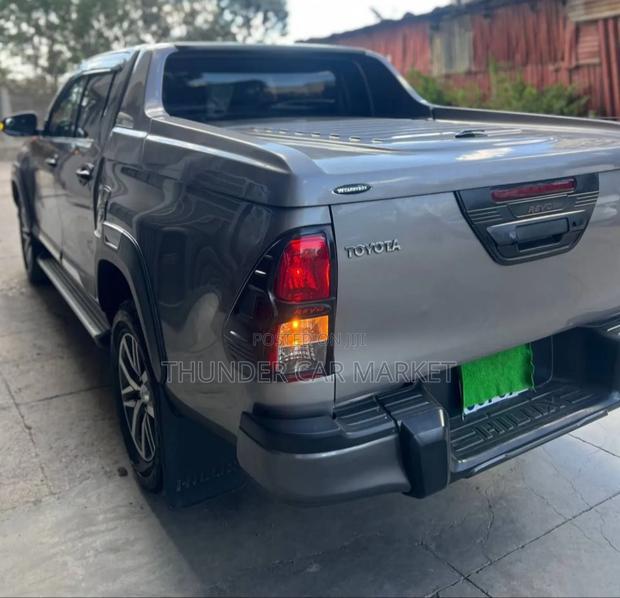 Toyota Hilux 2020 Gray