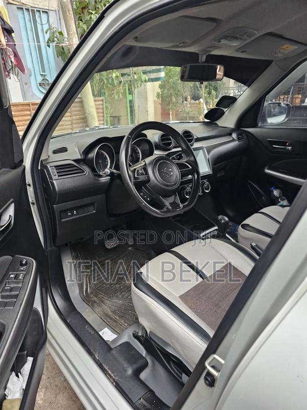Suzuki Swift 2021 Silver