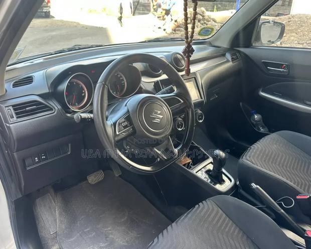 Suzuki Swift 2022 Silver