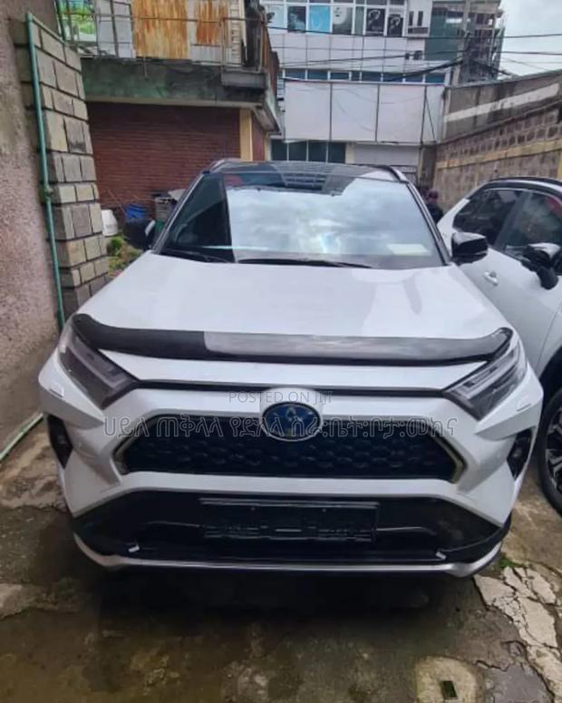 New Toyota RAV4 Hybrid 2024 White