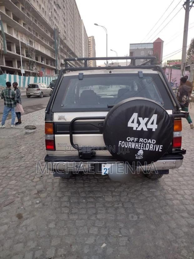 Nissan Pathfinder 1991 Gold