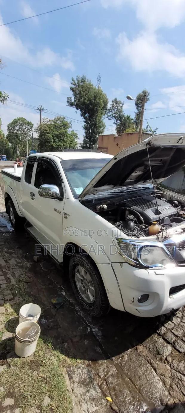 Toyota Hilux 2010 White