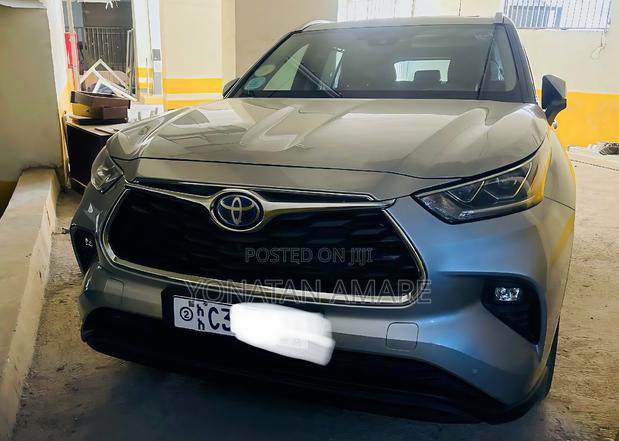 Toyota Highlander Hybrid 2023 Silver