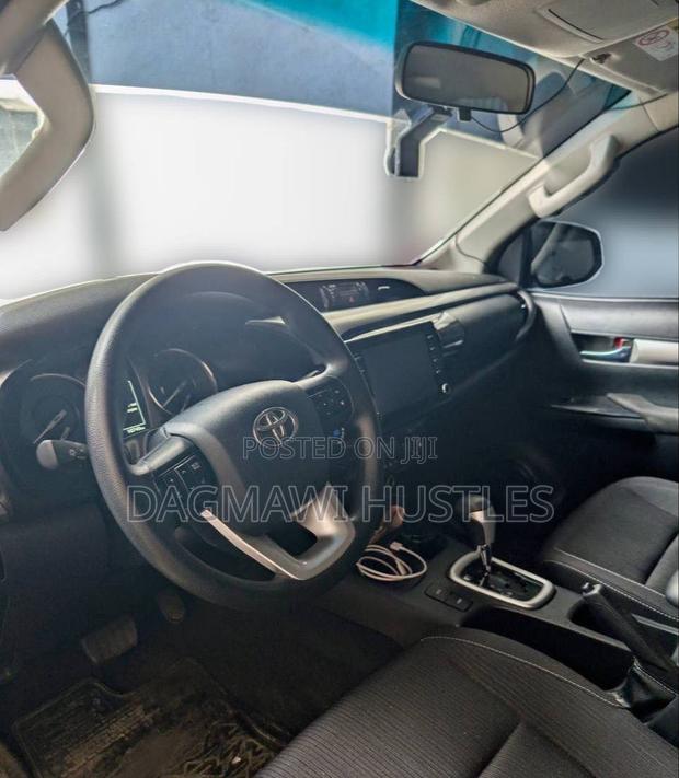 Toyota Hilux 2022 White