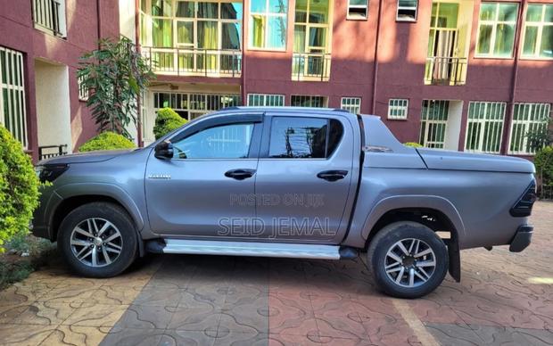 Toyota Hilux 2020 Silver