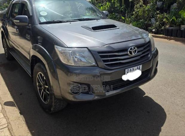 Toyota Hilux 2015 Gray
