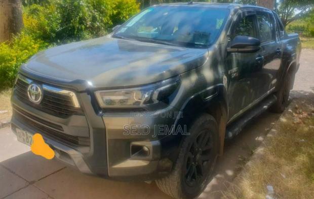 Toyota Hilux 2022 Gray