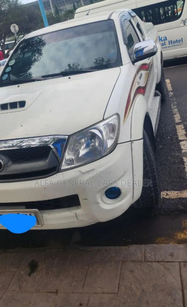 Toyota Hilux 2011 White